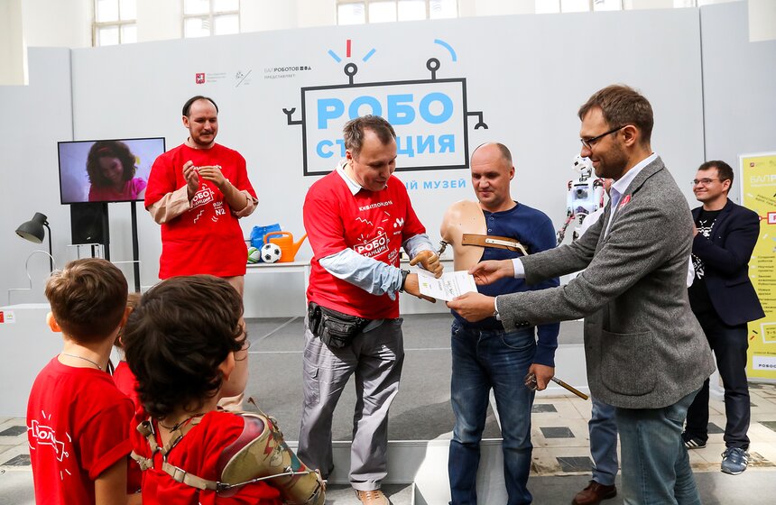 На ВДНХ прошло соревнование киборгов 21 фото