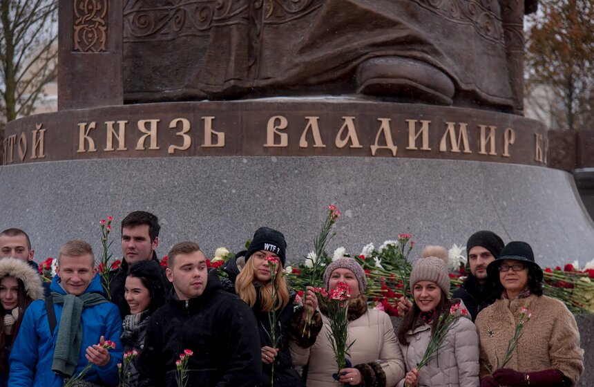 Памятник князю Владимиру открылся на Боровицкой площади 8 фото