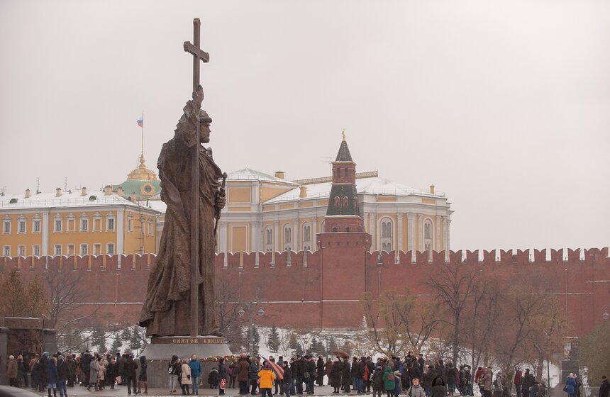 Памятник князю Владимиру открылся на Боровицкой площади 1 фото