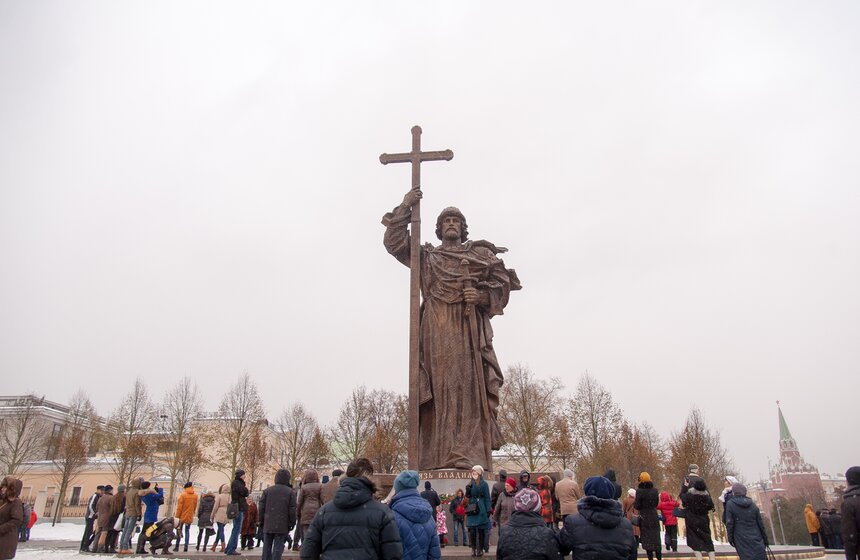 Памятник князю Владимиру открылся на Боровицкой площади 11 фото
