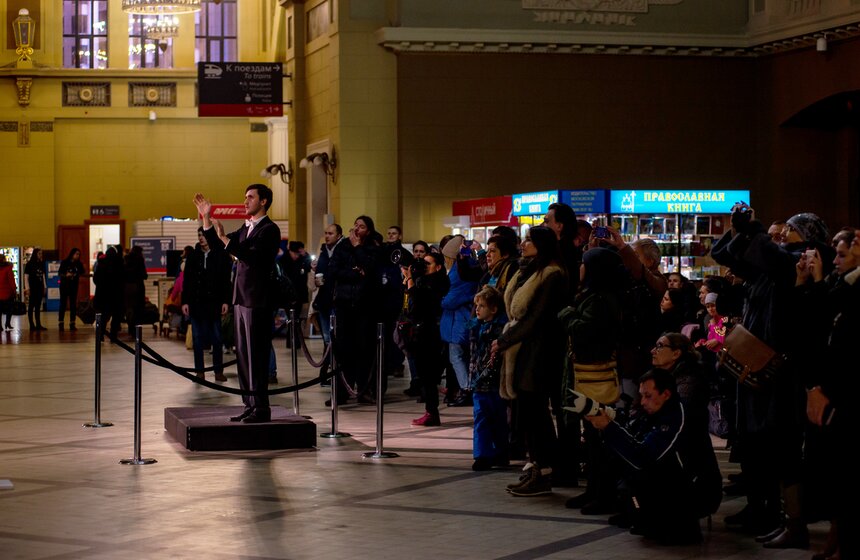 Юные хористы спели на площади Киевского вокзала 4 ноября 11 фото