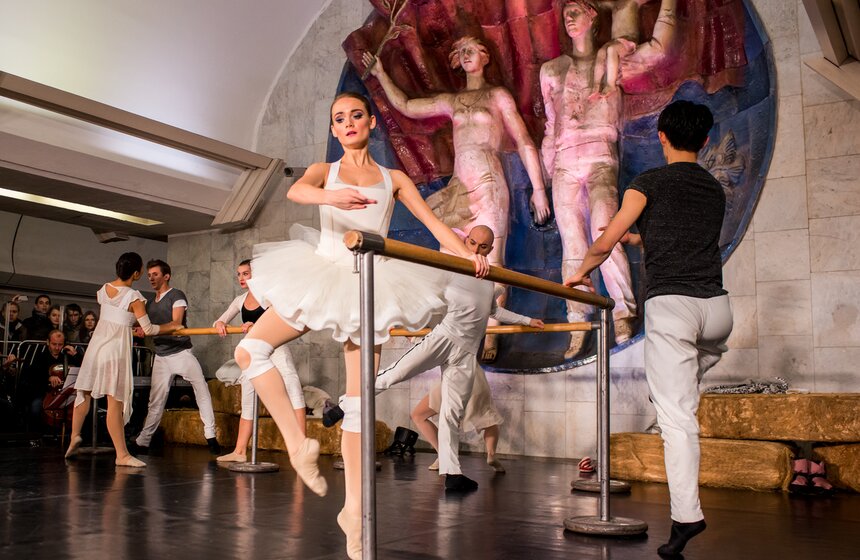 "Ночь искусств" прошла на станции метро "Полянка" 18 фото