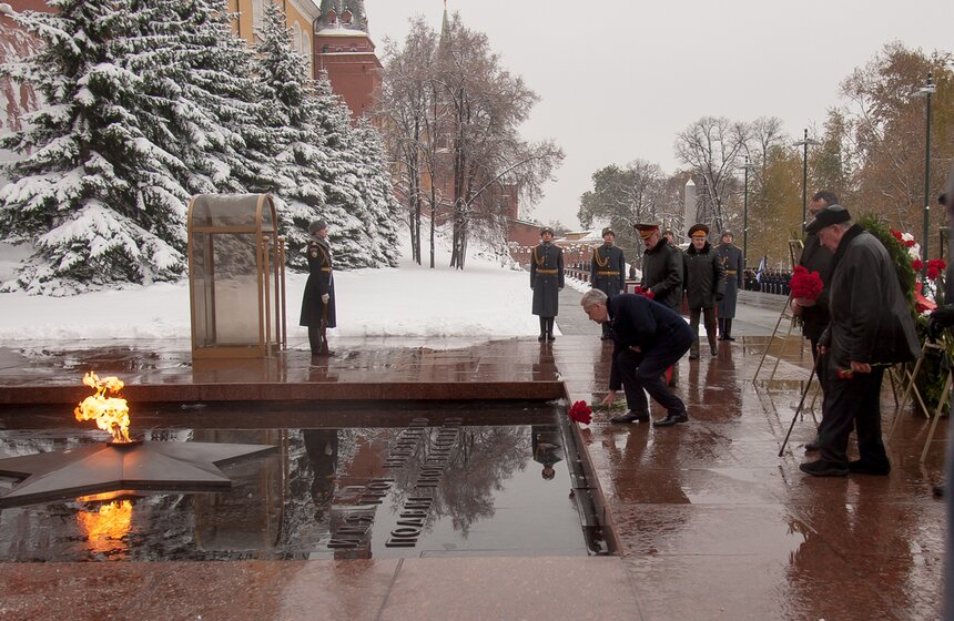 Возложение цветов к Могиле Неизвестного солдата 11 фото