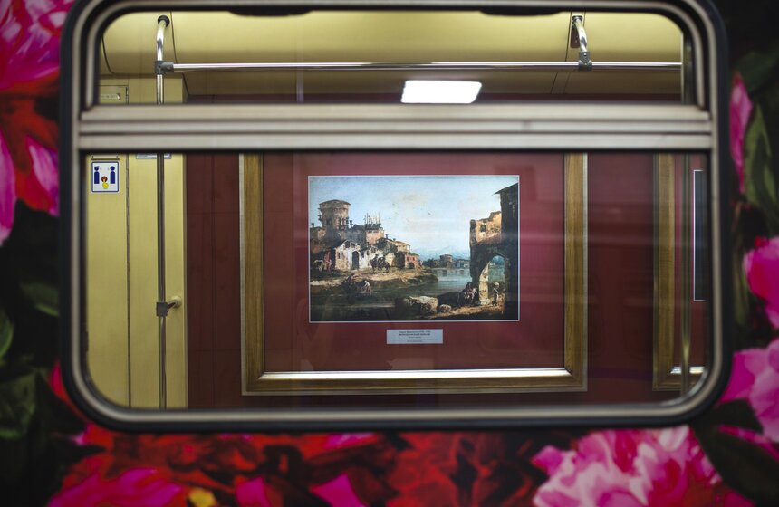 В столичном метро запустили обновленный поезд "Акварель" 14 фото