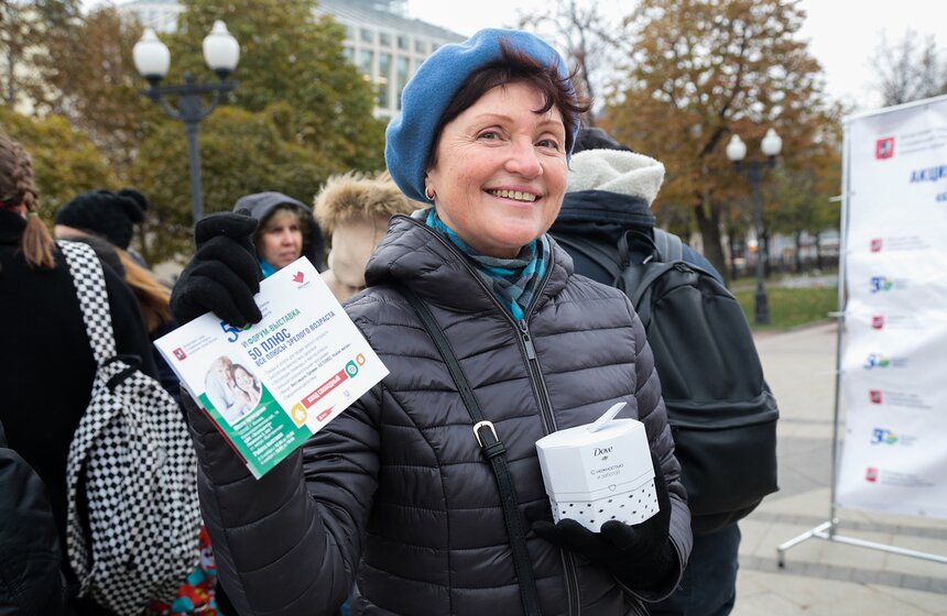 Перед цирком Никулина прошел флешмоб "Подари цветок" 2 фото