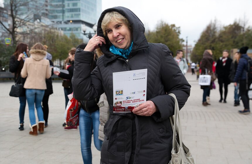 Перед цирком Никулина прошел флешмоб "Подари цветок" 1 фото