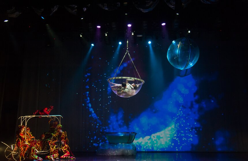 Шоу "Человек-амфибия" представили на сцене Мюзик-Холла 33 фото