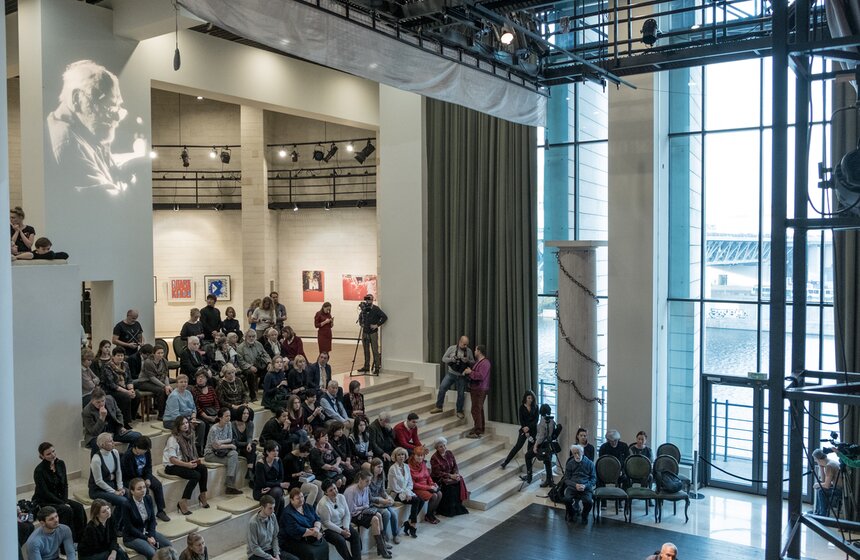 Семь литографий Эрика Булатова представили в Мастерской Фоменко 20 фото