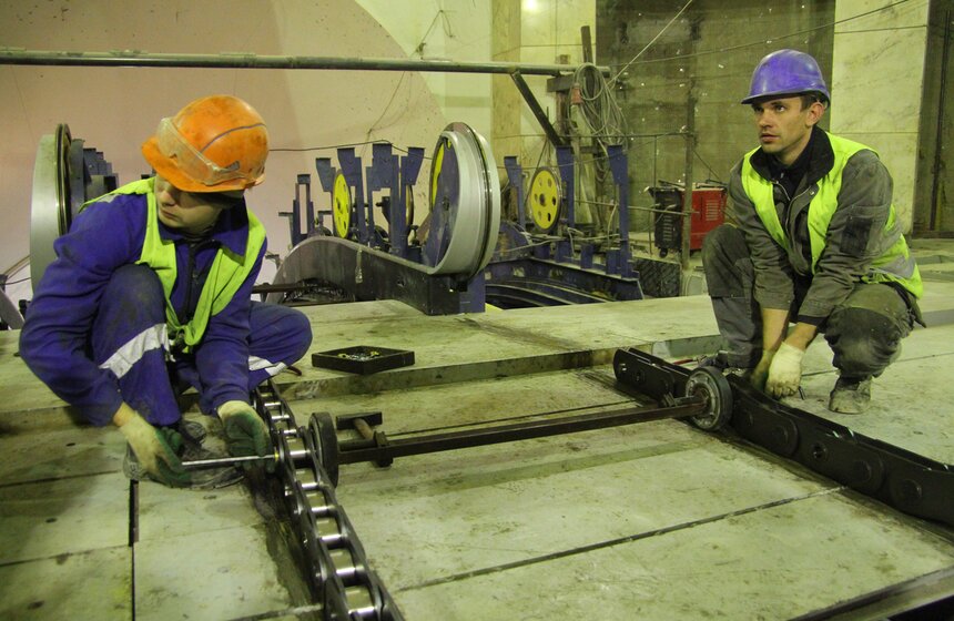 Начался монтаж эскалаторов на станции метро "Фрунзенская" 13 фото