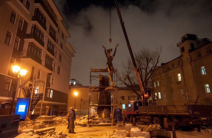 Как устанавливают памятник Майе Плисецкой. Фоторепортаж 10 фото