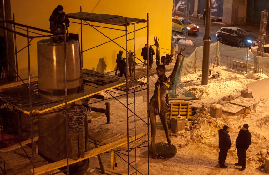 Как устанавливают памятник Майе Плисецкой. Фоторепортаж 4 фото