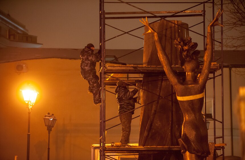 Как устанавливают памятник Майе Плисецкой. Фоторепортаж 7 фото