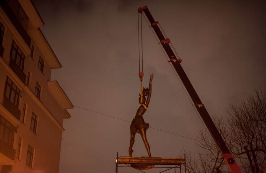 Как устанавливают памятник Майе Плисецкой. Фоторепортаж 12 фото