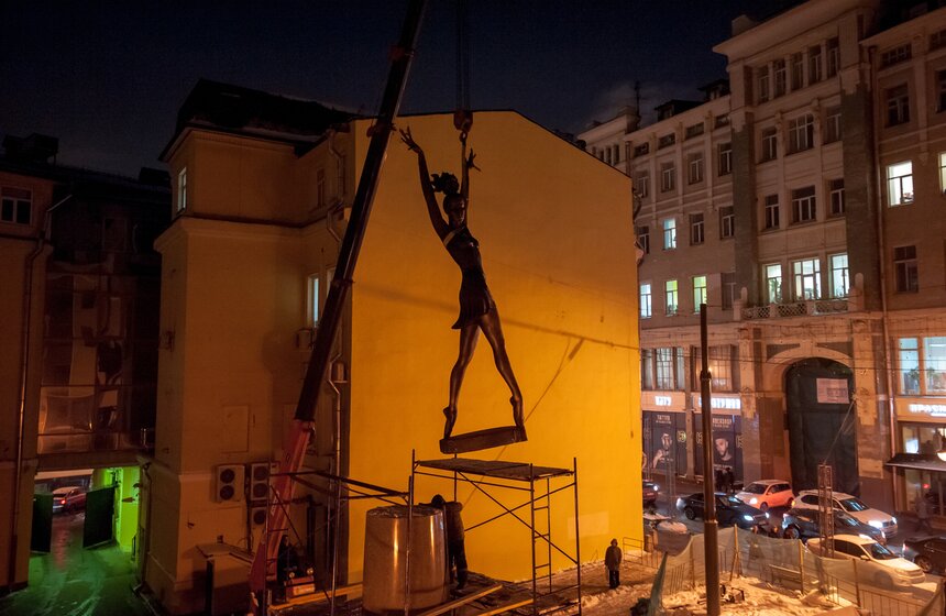 Как устанавливают памятник Майе Плисецкой. Фоторепортаж 11 фото