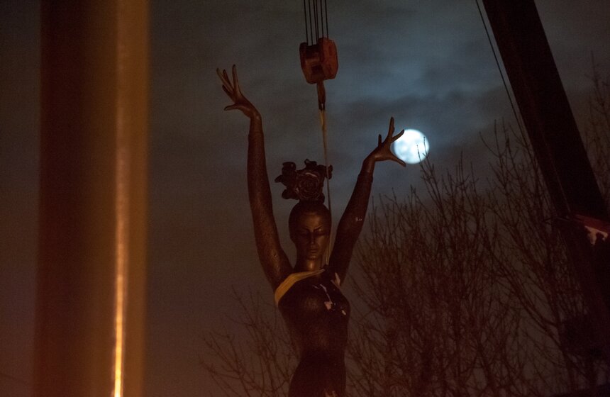 Как устанавливают памятник Майе Плисецкой. Фоторепортаж 16 фото