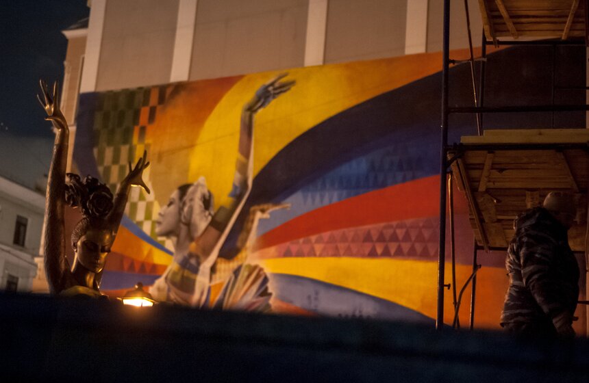 Как устанавливают памятник Майе Плисецкой. Фоторепортаж 2 фото