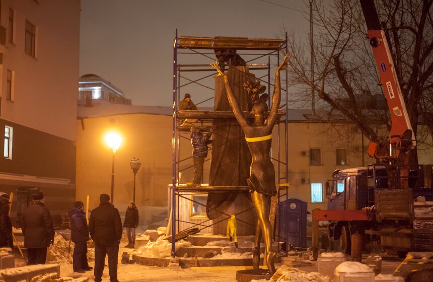 Как устанавливают памятник Майе Плисецкой. Фоторепортаж 1 фото