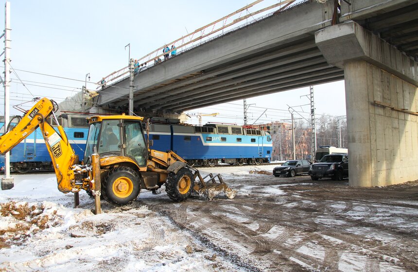 Мэр осмотрел ход строительства автодорожного путепровода 11 фото