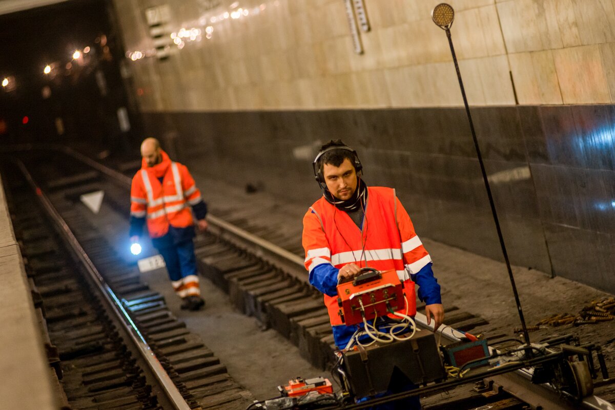 Работник московского метрополитена. Дефектоскопия в Московском метрополитене. Служба пути Московского метрополитена. Монтер пути метрополитен Москвы. - Уборщик станций и депо метрополитена.