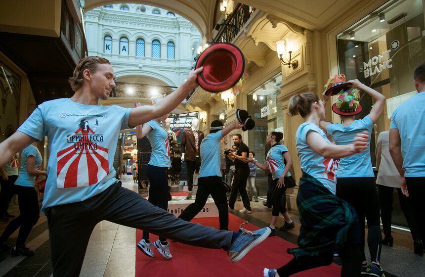 Цирковой парад в ГУМе 6 фото