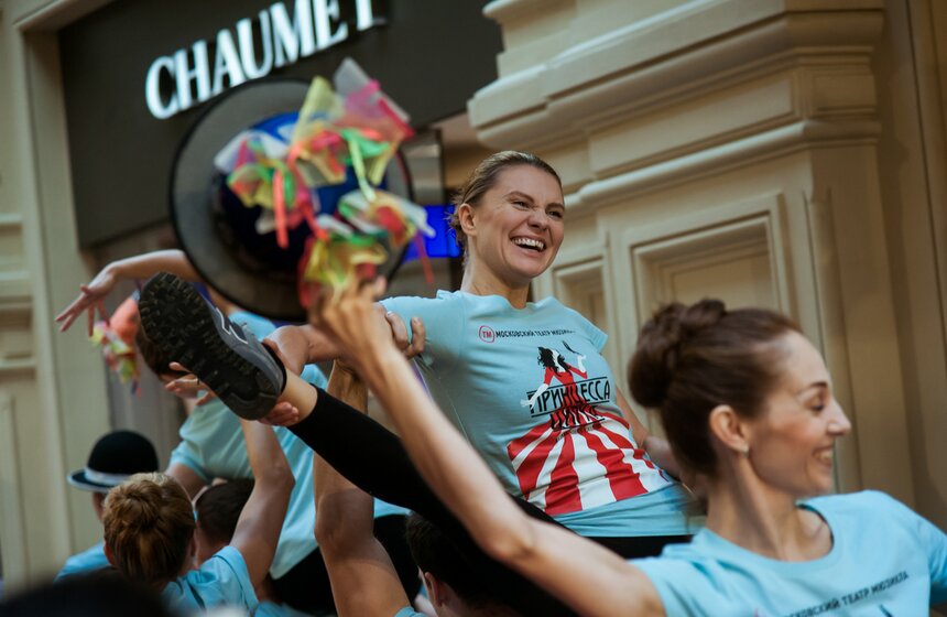 Цирковой парад в ГУМе 9 фото