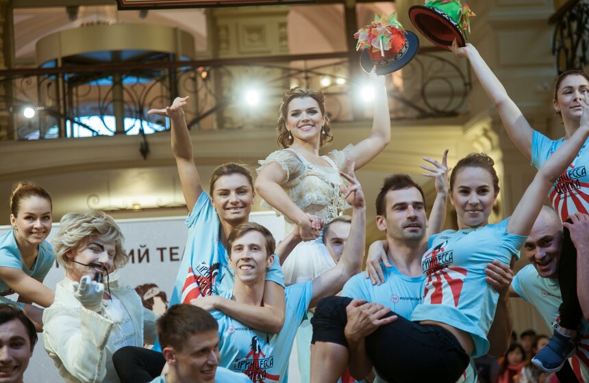 Цирковой парад в ГУМе 15 фото