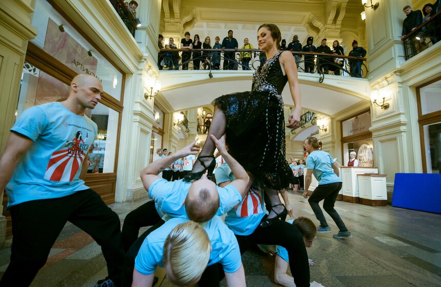 Цирковой парад в ГУМе 24 фото