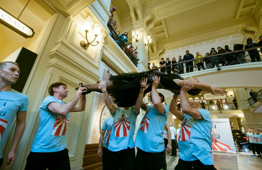 Цирковой парад в ГУМе 25 фото