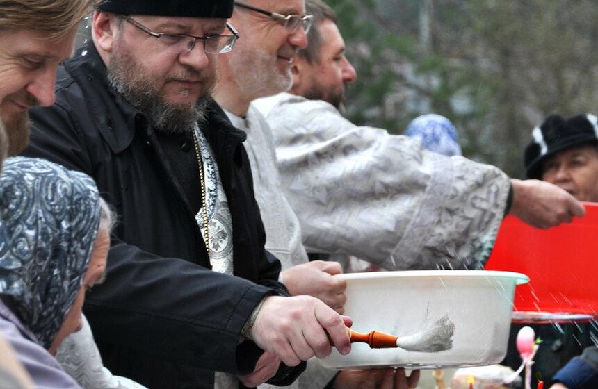 Москвичи готовятся в Пасхе и освящают куличи 14 фото