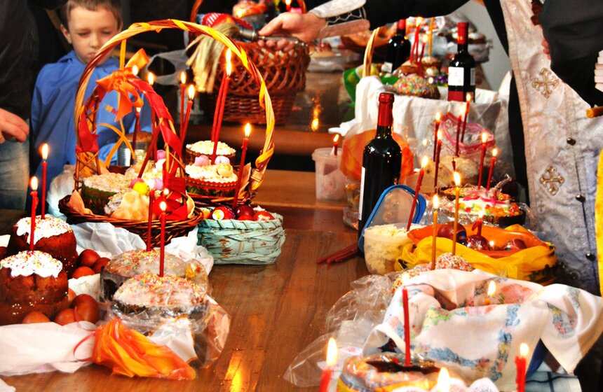 Москвичи готовятся в Пасхе и освящают куличи 12 фото