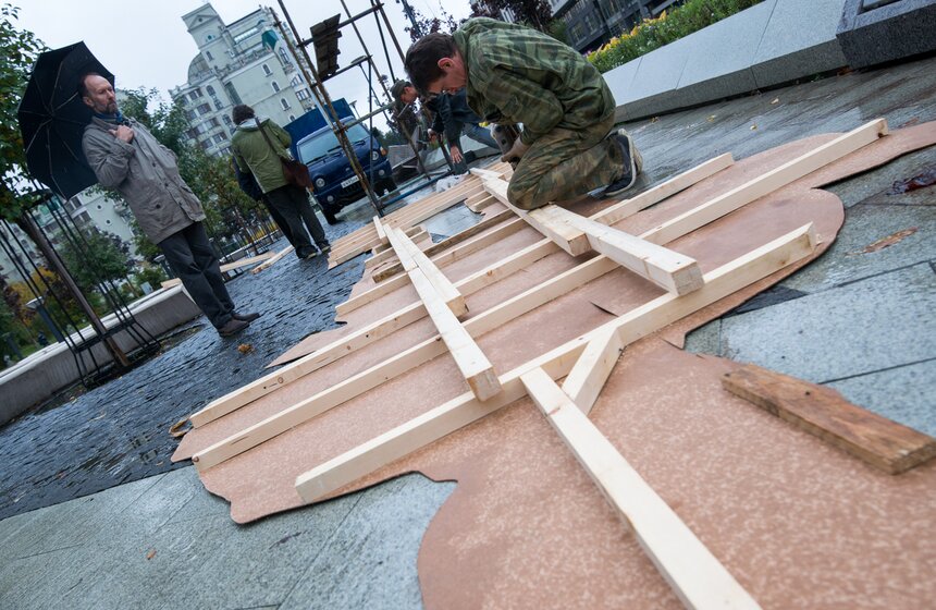 Макет памятника Михаилу Калашникову 1 фото