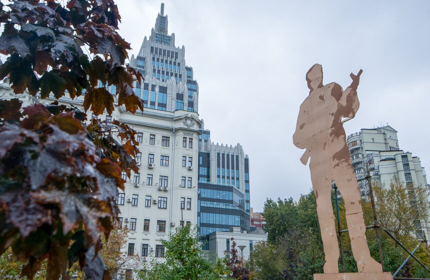 Макет памятника Михаилу Калашникову 6 фото