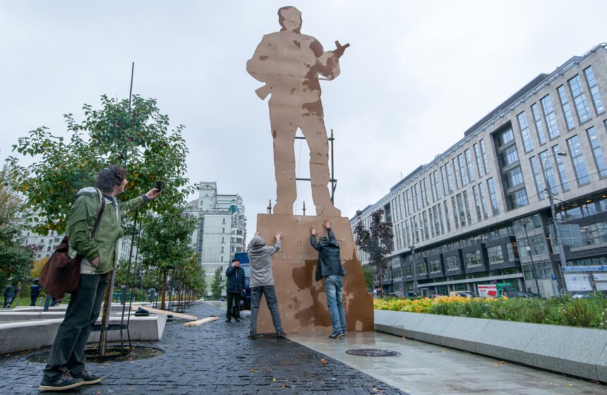 Макет памятника Михаилу Калашникову 5 фото