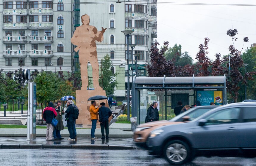 Макет памятника Михаилу Калашникову 10 фото