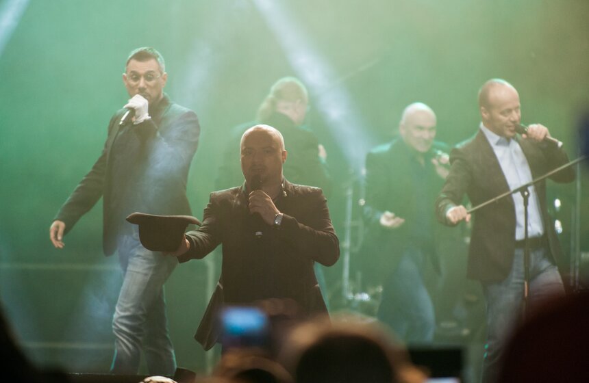 "Хор Турецкого" спел в рамках фестиваля "Круг света" на ВДНХ 15 фото