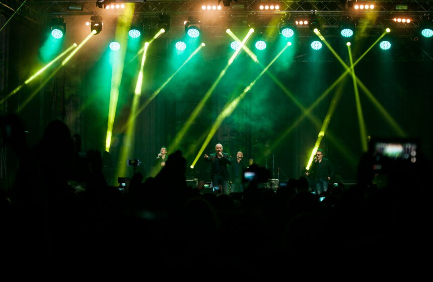 "Хор Турецкого" спел в рамках фестиваля "Круг света" на ВДНХ 10 фото