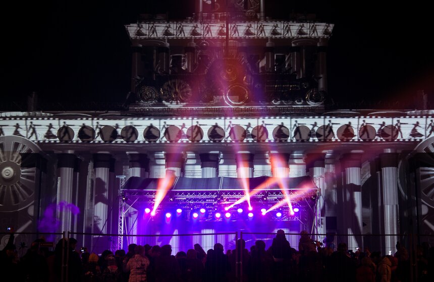 "Хор Турецкого" спел в рамках фестиваля "Круг света" на ВДНХ 16 фото