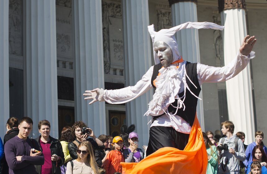 На ВВЦ прошел Парад мыльных пузырей 4 фото