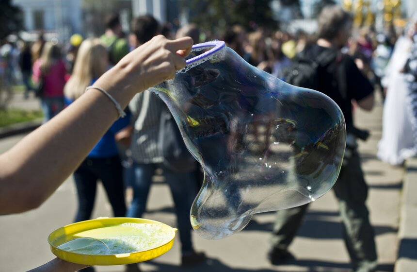 На ВВЦ прошел Парад мыльных пузырей 9 фото