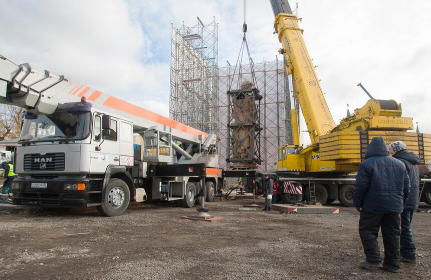 Установка памятника князю Владимиру в Москве 4 фото