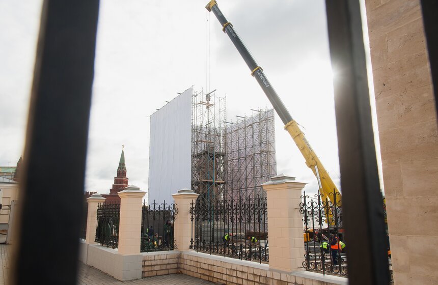 Установка памятника князю Владимиру в Москве 3 фото