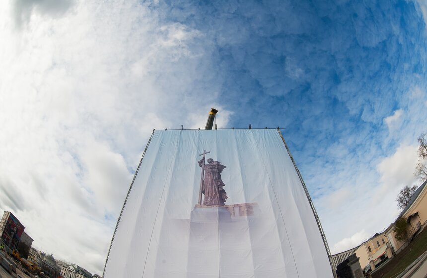 Установка памятника князю Владимиру в Москве 11 фото