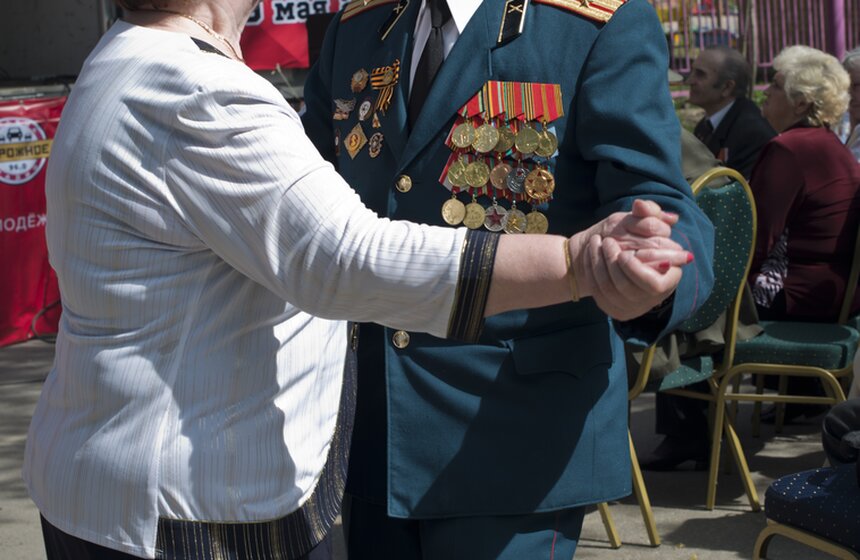 Ретро-автомобили проехали по столице 5 фото