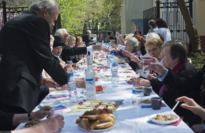 Ретро-автомобили проехали по столице 12 фото