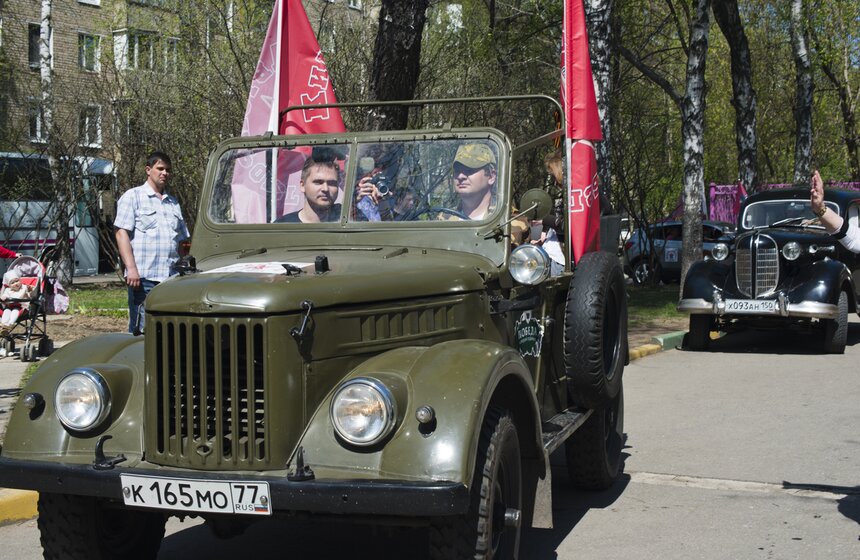 Ретро-автомобили проехали по столице 13 фото