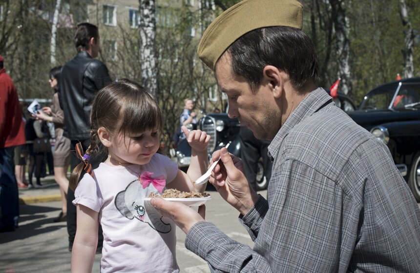 Ретро-автомобили проехали по столице 10 фото