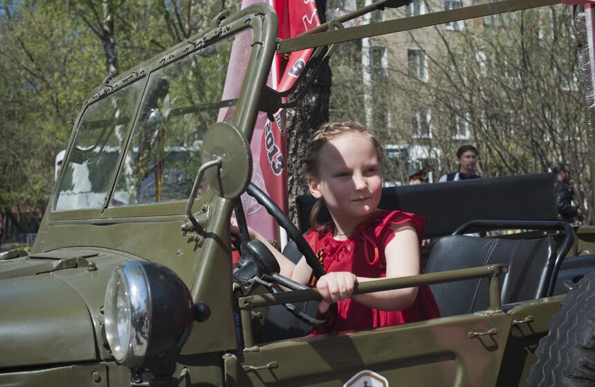 Ретро-автомобили проехали по столице 11 фото