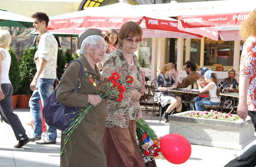 В Камергерском переулке вырос "яблоневый сад" 14 фото