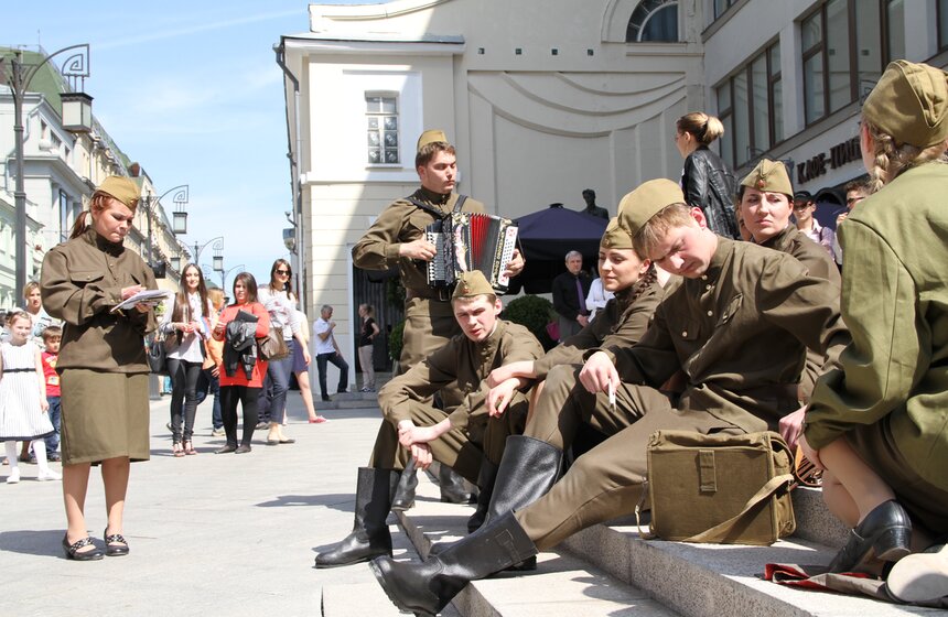 В Камергерском переулке вырос "яблоневый сад" 10 фото