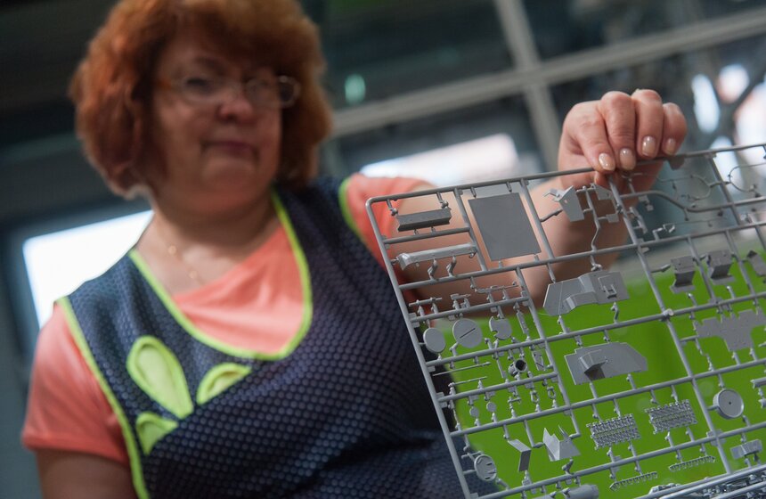 Экскурсия по фабрике по производству сборных моделей Zvezda 24 фото